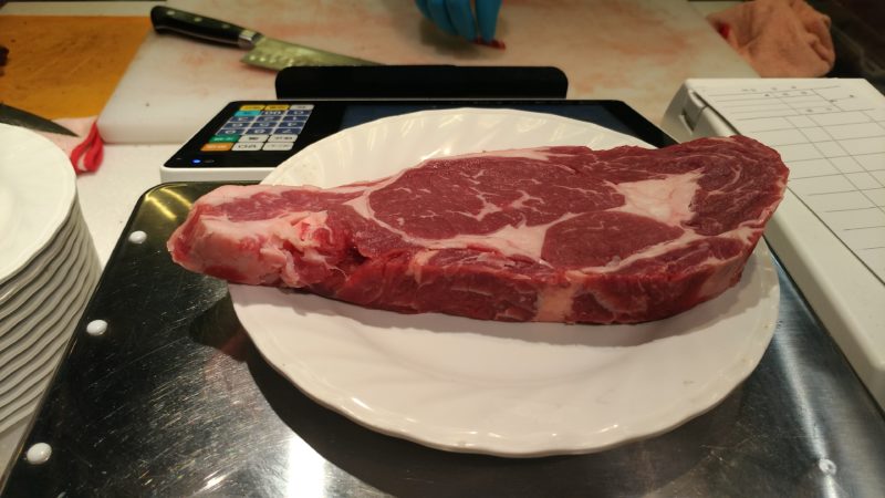 カットされたリブロースステーキ肉300g