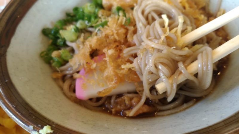 はづきの濃い口醤油の蕎麦つゆとコシのある蕎麦ある