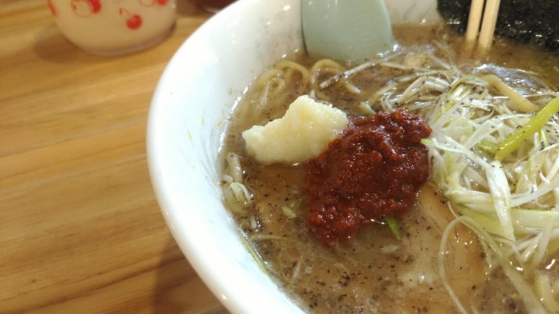 醤油ラーメンに辛子みそとニンニクのトッピング