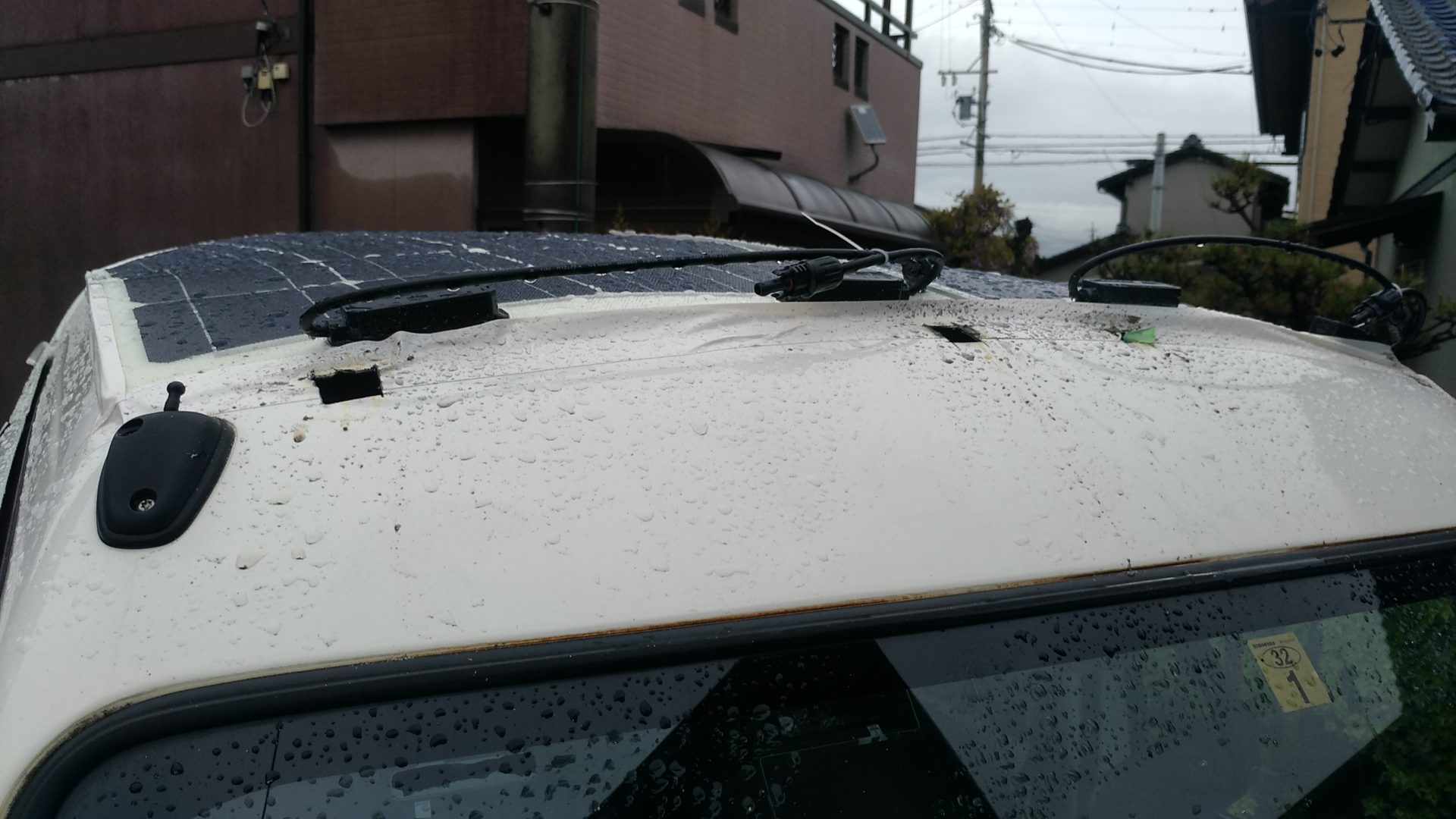 コネクター引き込み用の四角い穴と雨